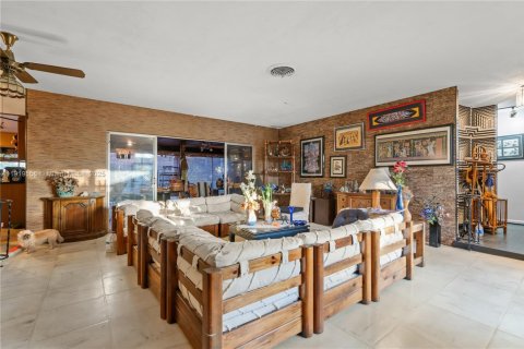 Villa ou maison à vendre à Miami, Floride: 4 chambres, 173.26 m2 № 1975165 - photo 12