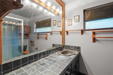 Villa ou maison à vendre à Miami, Floride: 4 chambres, 173.26 m2 № 1975165 - photo 15