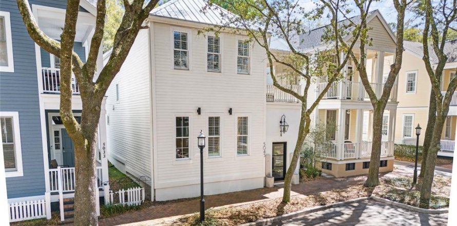 House in Gainesville, Florida 3 bedrooms, 247.21 sq.m. № 2233477