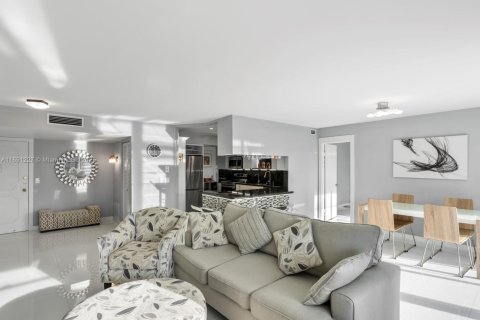 Condominio en venta en Hallandale Beach, Florida, 2 dormitorios, 106.84 m2 № 1438658 - foto 5