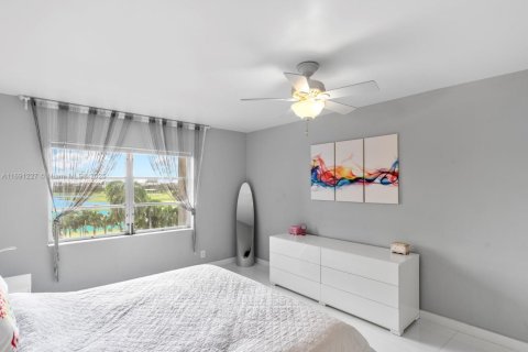 Condominio en venta en Hallandale Beach, Florida, 2 dormitorios, 106.84 m2 № 1438658 - foto 17