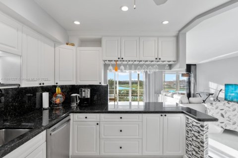Condominio en venta en Hallandale Beach, Florida, 2 dormitorios, 106.84 m2 № 1438658 - foto 8