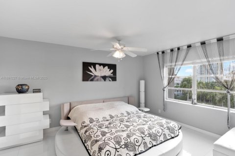 Condominio en venta en Hallandale Beach, Florida, 2 dormitorios, 106.84 m2 № 1438658 - foto 12