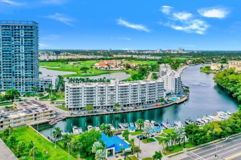 Condominio en venta en Hallandale Beach, Florida, 2 dormitorios, 106.84 m2 № 1438658 - foto 25