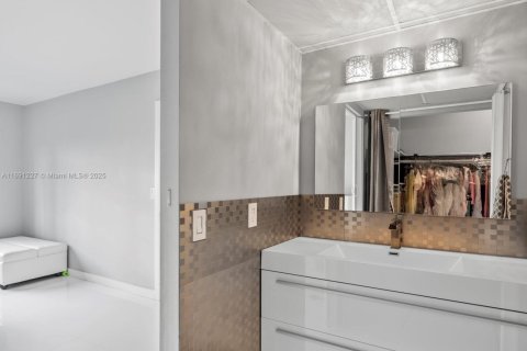 Condominio en venta en Hallandale Beach, Florida, 2 dormitorios, 106.84 m2 № 1438658 - foto 15