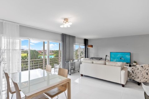 Condominio en venta en Hallandale Beach, Florida, 2 dormitorios, 106.84 m2 № 1438658 - foto 2