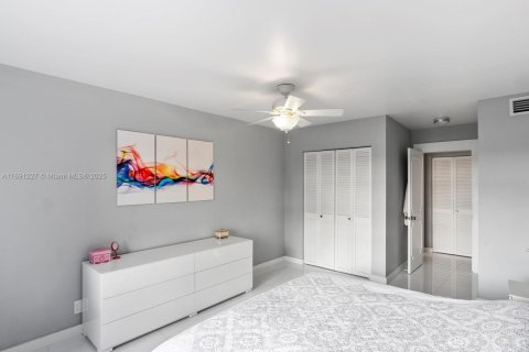 Condominio en venta en Hallandale Beach, Florida, 2 dormitorios, 106.84 m2 № 1438658 - foto 18