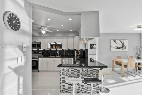 Condominio en venta en Hallandale Beach, Florida, 2 dormitorios, 106.84 m2 № 1438658 - foto 3