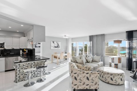 Condominio en venta en Hallandale Beach, Florida, 2 dormitorios, 106.84 m2 № 1438658 - foto 1