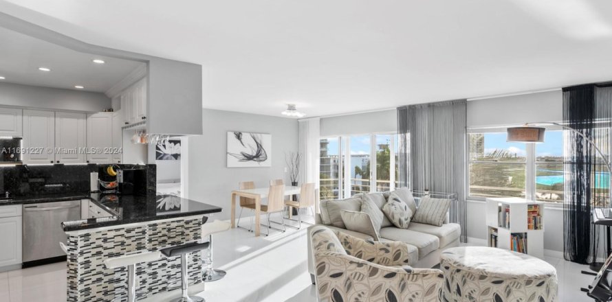 Condominio en Hallandale Beach, Florida, 2 dormitorios  № 1438658