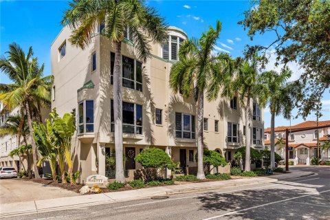 Townhouse in Sarasota, Florida 2 bedrooms, 196.58 sq.m. № 2358448