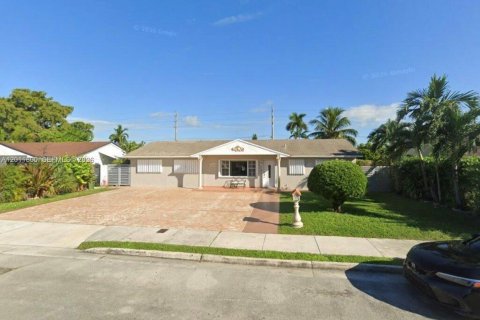 House in Hialeah, Florida 2 bedrooms, 162.02 sq.m. № 2075421
