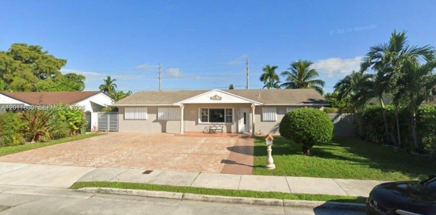 House in Hialeah, Florida 2 bedrooms, 162.02 sq.m. № 2075421