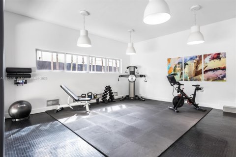 Villa ou maison à louer à Miami, Floride: 4 chambres, 437.57 m2 № 1979379 - photo 17