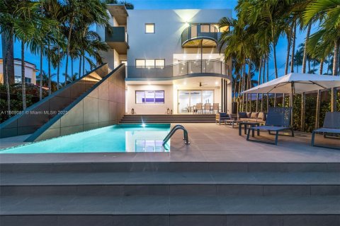 Villa ou maison à louer à Miami, Floride: 4 chambres, 437.57 m2 № 1979379 - photo 1
