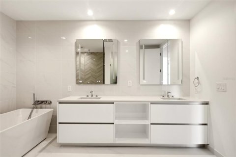 Condo in Saint Petersburg, Florida, 4 bedrooms  № 2238022 - photo 19