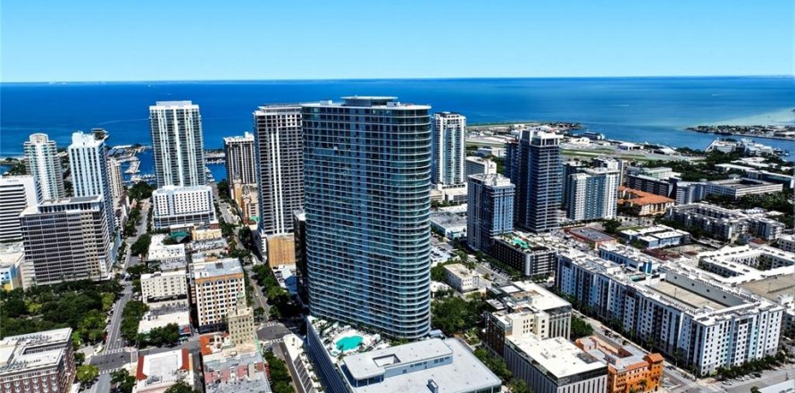 Condo in Saint Petersburg, Florida, 4 bedrooms  № 2238022