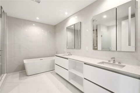 Condo in Saint Petersburg, Florida, 4 bedrooms  № 2238022 - photo 17