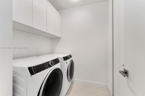 Adosado en venta en Miami, Florida, 3 dormitorios № 1998681 - foto 23