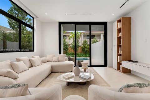 Adosado en venta en Miami, Florida, 3 dormitorios № 1998681 - foto 8