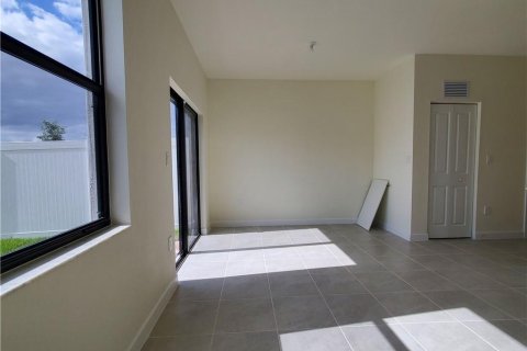 Снять в аренду квартиру в Хайалиа, Флорида 3 комнаты, 131.18м2, № 2253792 - фото 8