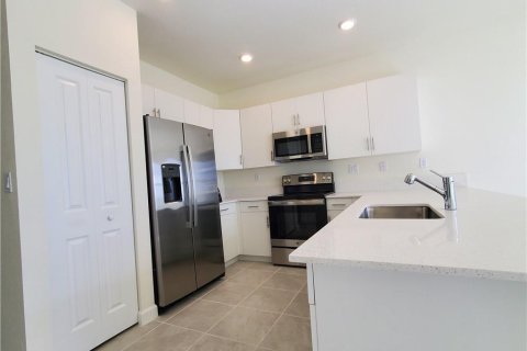 Снять в аренду квартиру в Хайалиа, Флорида 3 комнаты, 131.18м2, № 2253792 - фото 4