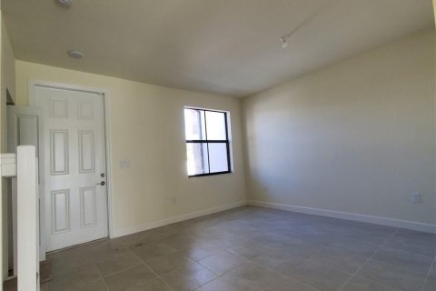 Снять в аренду квартиру в Хайалиа, Флорида 3 комнаты, 131.18м2, № 2253792 - фото 2