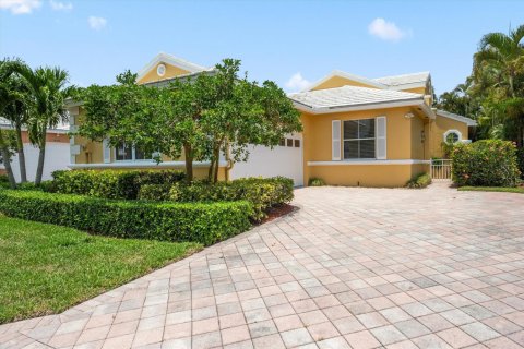 House in Lake Worth, Florida 3 bedrooms, 203.64 sq.m. № 2175504 - photo 2