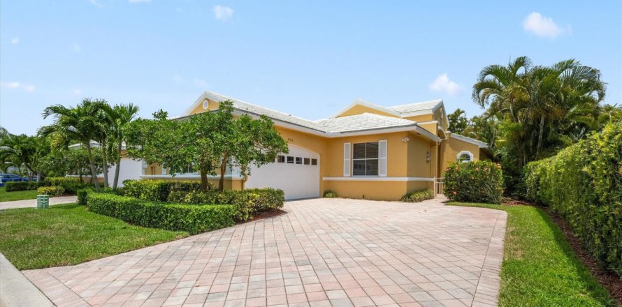 House in Lake Worth, Florida 3 bedrooms, 203.64 sq.m. № 2175504
