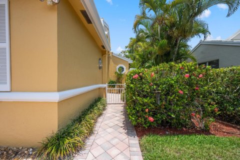 House in Lake Worth, Florida 3 bedrooms, 203.64 sq.m. № 2175504 - photo 3