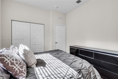 House in Miami, Florida 4 bedrooms № 1949260 - photo 29