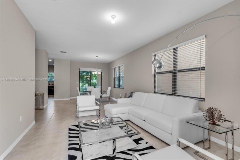 House in Miami, Florida 4 bedrooms № 1949260 - photo 10