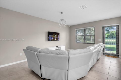 House in Miami, Florida 4 bedrooms № 1949260 - photo 12