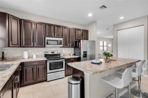 House in Miami, Florida 4 bedrooms № 1949260 - photo 15