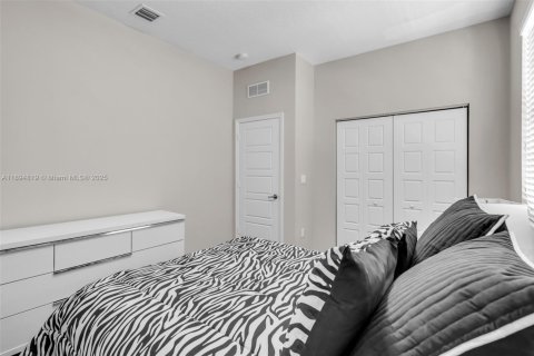 House in Miami, Florida 4 bedrooms № 1949260 - photo 24