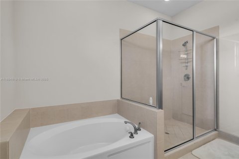 House in Miami, Florida 4 bedrooms № 1949260 - photo 22