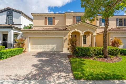 House in Miami, Florida 4 bedrooms № 1949260 - photo 1