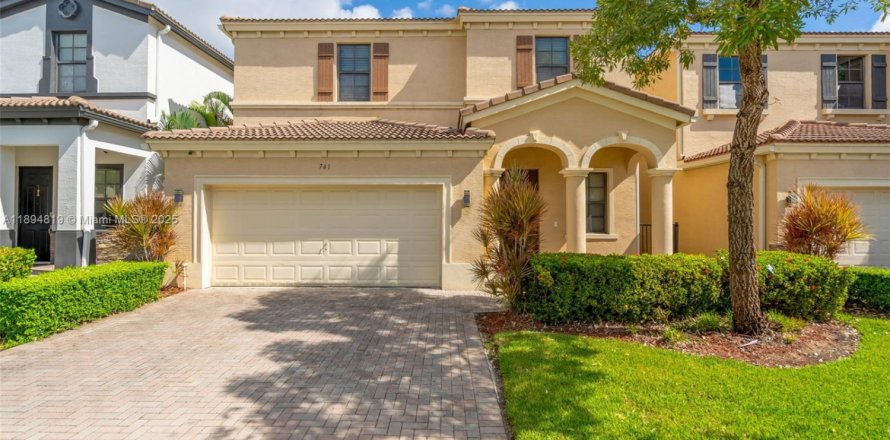 House in Miami, Florida 4 bedrooms № 1949260