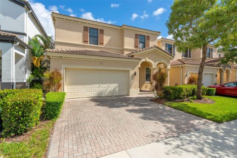 House in Miami, Florida 4 bedrooms № 1949260 - photo 2