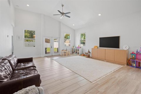 Casa en alquiler en Saint Petersburg, Florida, 3 dormitorios, 195.65 m2 № 1883453 - foto 17