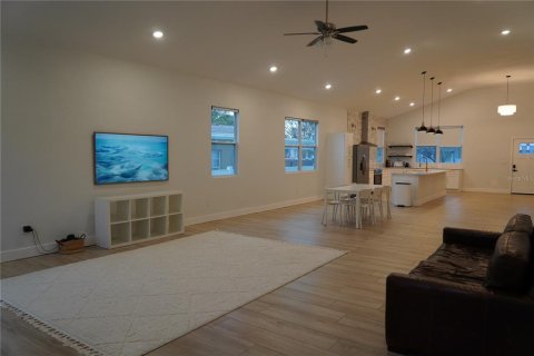 Casa en alquiler en Saint Petersburg, Florida, 3 dormitorios, 195.65 m2 № 1883453 - foto 5