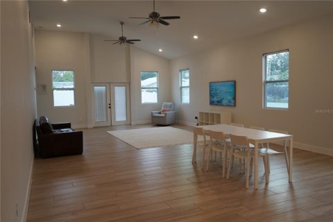 Casa en alquiler en Saint Petersburg, Florida, 3 dormitorios, 195.65 m2 № 1883453 - foto 4