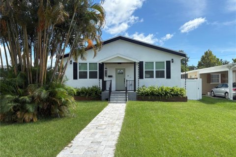 Casa en alquiler en Saint Petersburg, Florida, 3 dormitorios, 195.65 m2 № 1883453 - foto 2