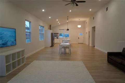 Casa en alquiler en Saint Petersburg, Florida, 3 dormitorios, 195.65 m2 № 1883453 - foto 6