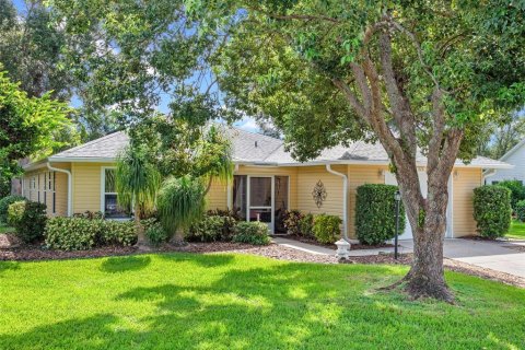 House in Leesburg, Florida 3 bedrooms, 177.72 sq.m. № 1903506 - photo 1