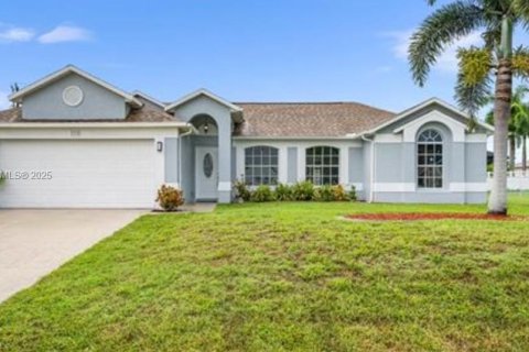 Villa ou maison à vendre à Cape Coral, Floride: 4 chambres № 1691571 - photo 2