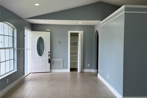 Villa ou maison à vendre à Cape Coral, Floride: 4 chambres № 1691571 - photo 4