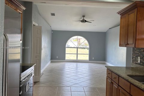 Villa ou maison à vendre à Cape Coral, Floride: 4 chambres № 1691571 - photo 12