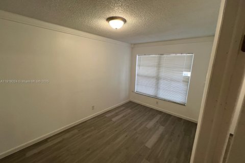 Apartment in Pembroke Pines, Florida 3 bedrooms, 2454.11 sq.m. № 2027391 - photo 3