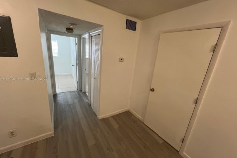 Apartment in Pembroke Pines, Florida 3 bedrooms, 2454.11 sq.m. № 2027391 - photo 2